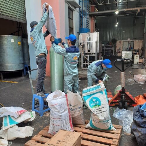 Thay vật liệu lọc cho hệ thống lọc nước RO