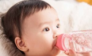 9 lợi ích cần biết về việc uống đủ nước mỗi ngày 4 cho tre uong nuoc 2