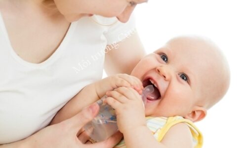 Trẻ cần uống bao nhiêu nước một ngày