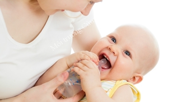 Trẻ cần uống bao nhiêu nước một ngày